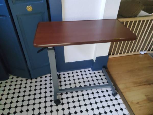 Adjustable-Heigh Rolling Table 1