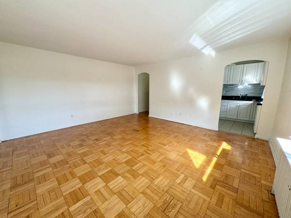 2696 LAKE SHORE BLVD. W. 11 - 1BR/1BATH, LAUNDRY, STEPS TO TTC 4