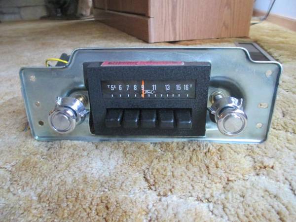 1982 Ford Van AM Radio Model E2AF-18806 1