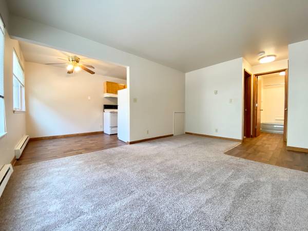 Bright 1st floor Corner Unit! Move-In Special! 1