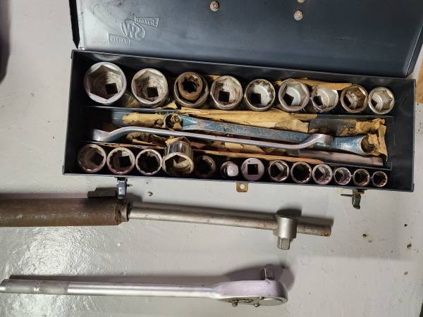 3/4" Drive Ratchet Set with 20 Large Sockets 1