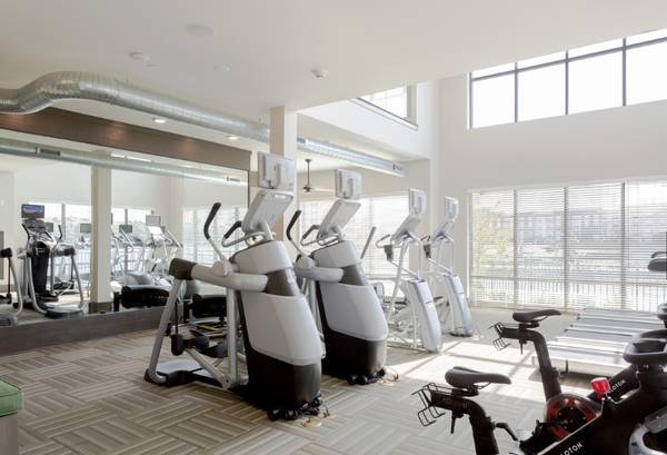 $1,599 / 1br - Un Apartamento de Lujo en Las Colinas - Lavadora/Secadora Incluidas (Irving/Las Colinas)63796476782467123
