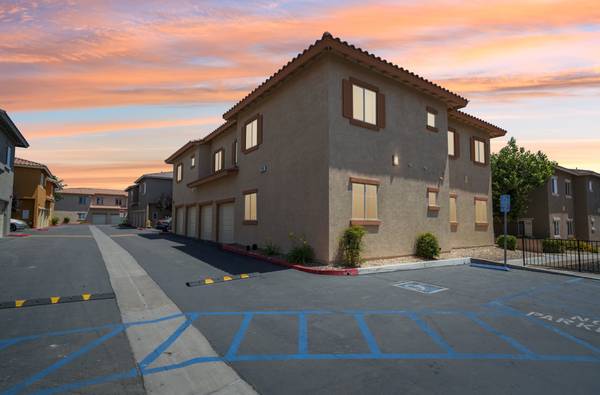 HALF OFF SECOND OR THIRD MONTH OF RENT! 2x2 1