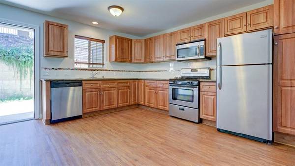 Gorgeous 2 BR : Balcony, Central Air, Minutes to Transit 1