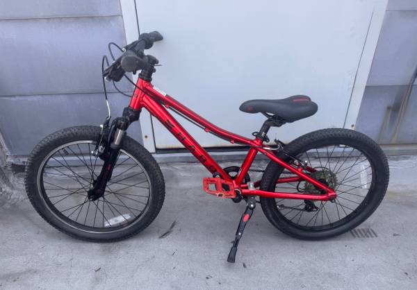Kids HARO Flightline 20” bicycle 1