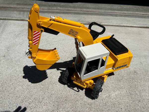 Bruder Liebherr 912 Excavator 1