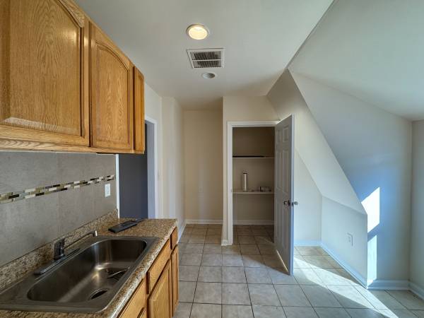 Nice 1 Bed. 1 Bath apt on Treacy Ave. Newark NJ-$1,795 1