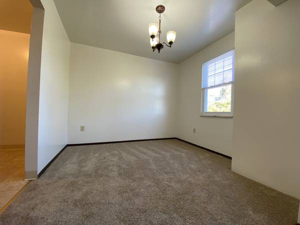 $1,095 / 2br - Charming 2BR at The Bellwood Manor! Central A/C & MORE! - Call Today!! (Bellevue / West View / Avalon / Ross Township)63664544130305122