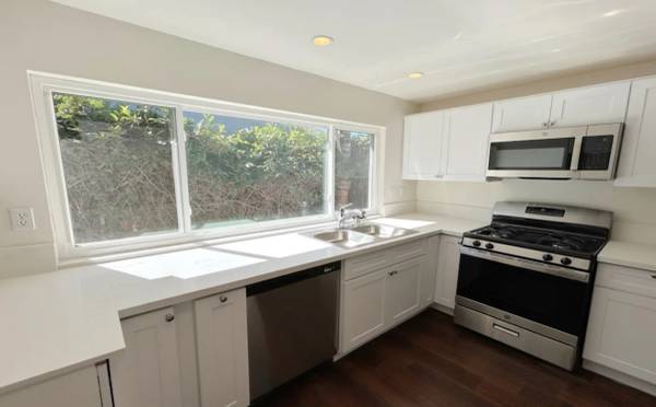 $3,574 / 4br - 2408ft2 - Dream home awaits spacios (Simi Valley)63981244359683123