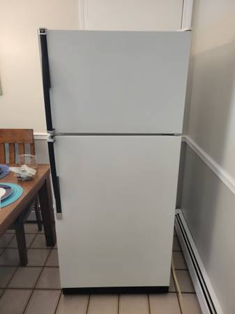 Free working refrigerator (Pending  pickup) 1