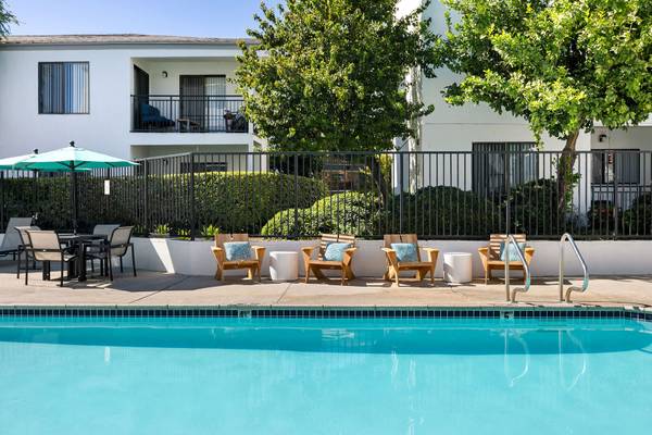 $2,750 / 2br - 1070ft2 - ¡DISFRUTA DE UNA PISCINA INCREÍBLE JUSTO AFUERA DE TU HOGAR! ¡2 DORMITORIOS Y 2 BAÑOS! (21031 Parthenia St, Canoga Park, CA)63857623377667122