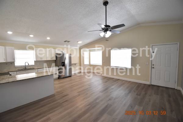 $1,995 / 3br - 1218ft2 - 718 Oak St ~ Updated Kitchen!! Huge yard!! ~ (Ruskin)63991084324354123