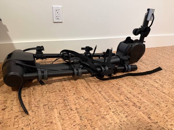 Used Once - Thule Apex XT 4-Bike Hitch Rack (incl. 2 frame adapters) 1