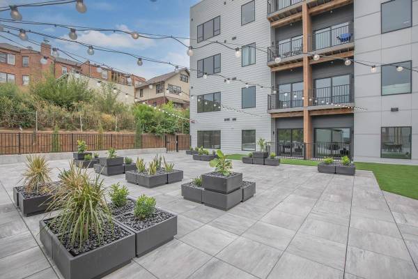$1,310 / 1br - 720ft2 - Juliet Balcony, Dog Run, COZY Lobby w/Complimentary Java Bar (Blackstone/Leavenworth neighborhood)63968761267587121