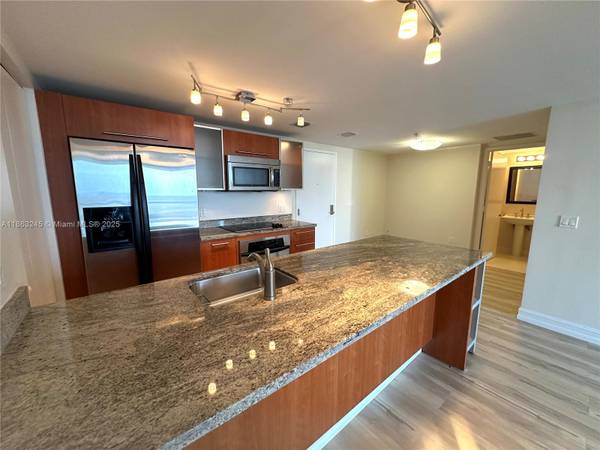 $2,800 / 1br - 899ft2 - 1Bed + DEN, 1.5Bath - 1 year lease, 1 parking space, no pets (Brickell)63825138301443124