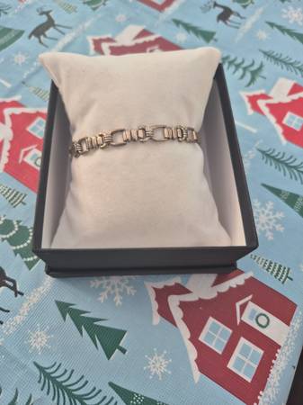 Beautiful sterling silver bracelet marked 925 - $50 (Renton)63471342202625120