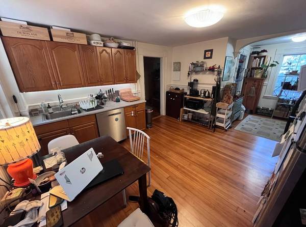 $1,100 / 3br - One (1) bedroom available in a three (3) bedroom apartment (Inman Square, Somerville)63856229791617120