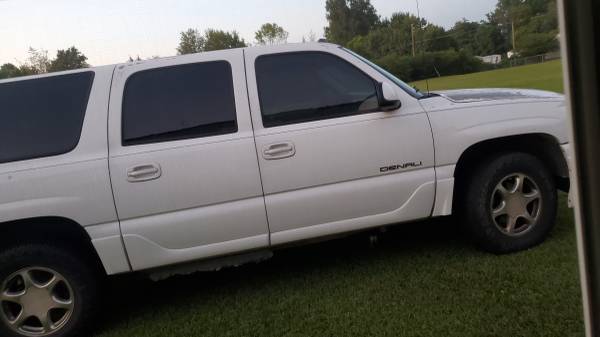 2004 GMC Yukon Denali. ¿Intercambios? - $3.200 (Manchester)63470433041921121