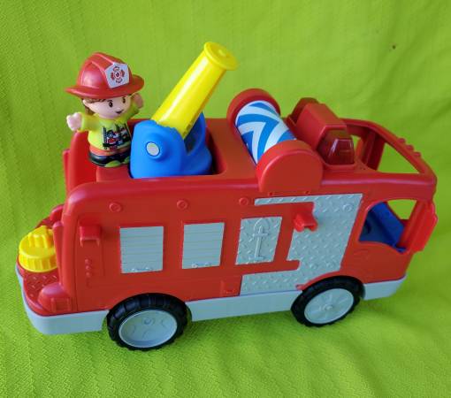 Fisher Price Little People, camión de bomberos de juguete para ayudar a los demás - $15 (Tacoma)63471421280385124