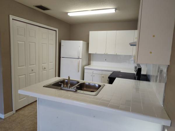$1,200 / 2br - 672ft2 - Ready to Move in 2/1 Apartment with Washer & Dryer (Cape Coral)64151007025409120