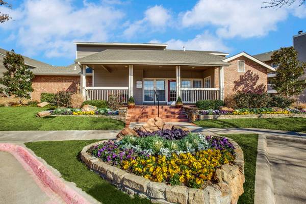 $1,075 / 1br - 670ft2 - Amazon HUB Parcel Locker, On-Site Laundry Facility, 1bd (2700 Martin Dr, Bedford, TX)63796555381379122