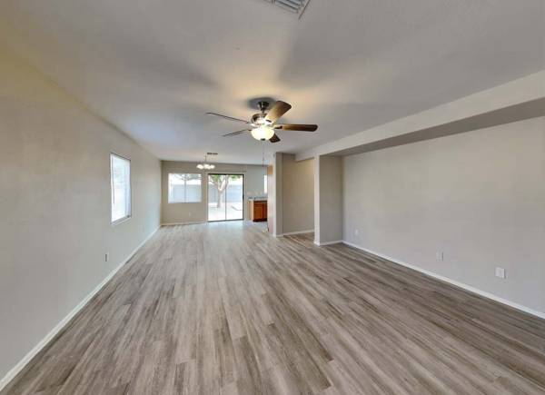 $1,050 / 3br - 1298ft2 - Adorable 3B 2B W Burgess Ln (Phoenix)64047709121539122