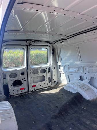 2011 Ford E150 - Photo 3