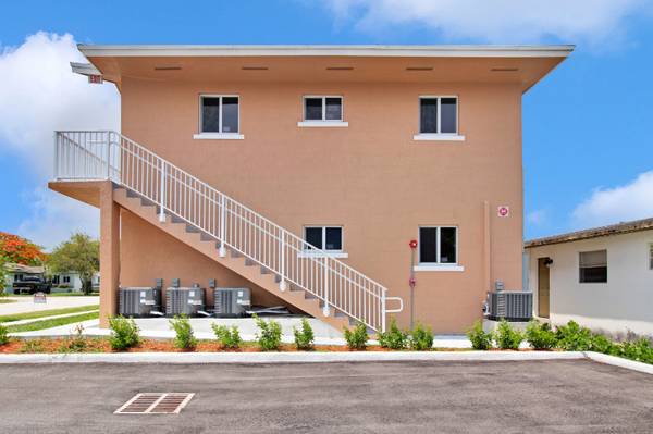$2100.00 / 2br - 750ft2 - 1521 N 23 AVE64002014568961122
