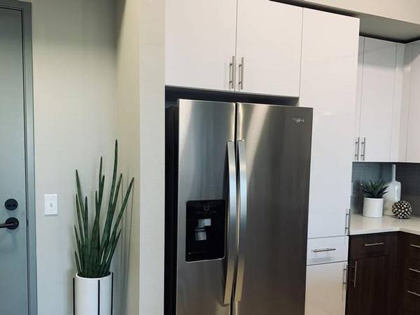 $3,250 / 2br - 1031ft2 - Rare Opportunity: 2 BR/2 BA with Wood Style Flooring, Luxury Livin (Proctor District, North Tacoma, Ruston)63934550980866122