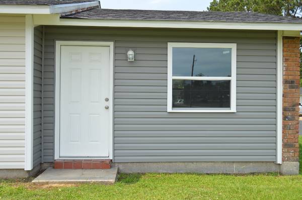 $1200.00 / 3br - Fully Renovated 3 Bed 1 Bath unit in Broussard Complex63857517539073121