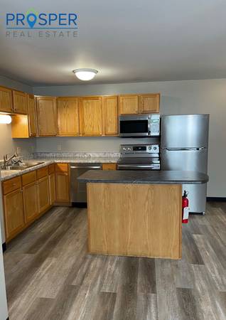 $1,700 / 4br - Apartamento de 4 dormitorios con televisor de 50'' en la sala de estar - Disponible junio de 2026 (Eau Claire, WI)63845960873475120