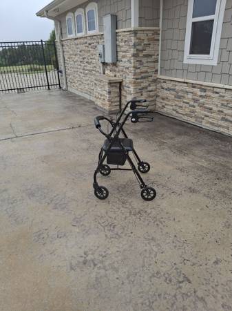 Andador móvil Equate - $43 (Belton)