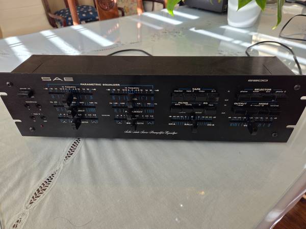 SAE 2900 stereo parametric equalizer & preamplifier 1