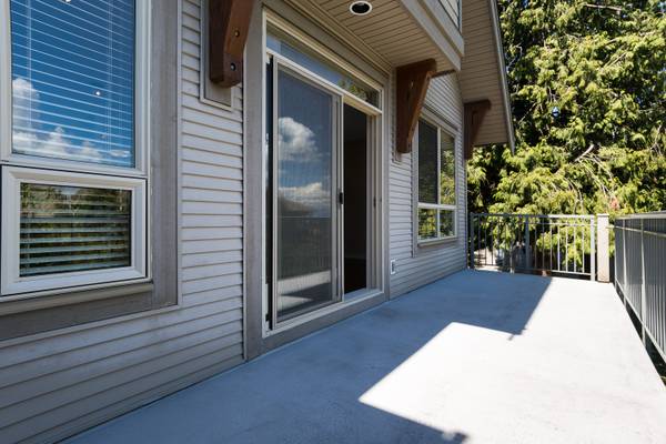 A 1,950 ft² four-bedroom in Surrey, asking $3,700 a month. It leaves 5 obvious questions unanswered, starting with: what floor is it on?