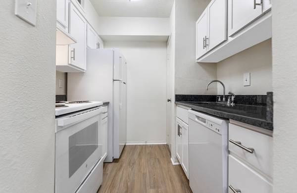 $1,090 / 1br - 636ft2 - Full Upgrade Available 1 Bedroom!! (Williams Blvd.)63792245969155121