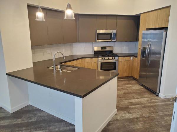 $2,732 / 1br - 692ft2 - Beautiful 1x1 Tall Ceilings, Pool Facing - Get 4 Weeks Free63933250790146121
