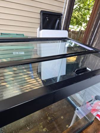 Acuario en perfecto estado de 75 galones con soporte sólido, $200 (Lynn)63414648386177123