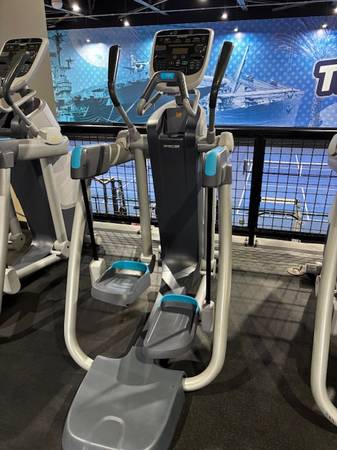 Precor AMT 885 Open stride 1