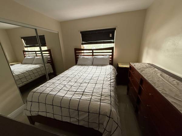 $1,100 / 3br - Compartiendo un condominio de 3/2 y buscando compañera de cuarto (Kendall)63825137563649121