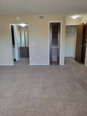 $880 / 460ft2 - ¡Estudio abrirá pronto en Britain Towne! (Bellevue)64020840702849124