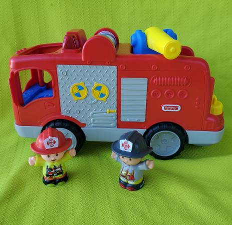 Fisher Price Little People, camión de bomberos de juguete para ayudar a los demás - $15 (Tacoma)63471421280385120