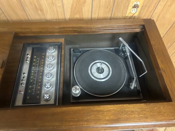 Vintage Magnavox Astro-Sonic Stereo Console (Model 1P3937) - Pecan Fin 1