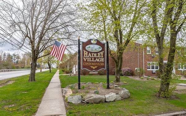 $1,850 / 2br - 1216ft2 - Well, Maintained Bi-Level Two Bedroom with Pool on Site! (Granby Road South Hadley MA)64017046585347120