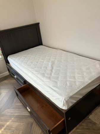 Clean single bed, nice, complete 1