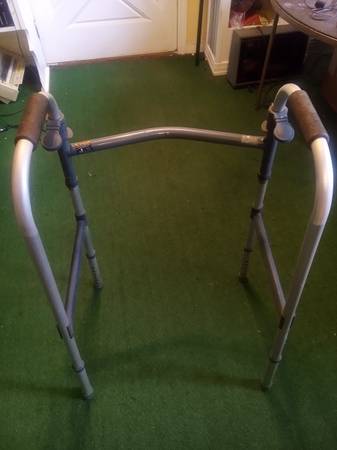 Andador plegable ajustable de aluminio - $20 (Ariton)63442187164417121