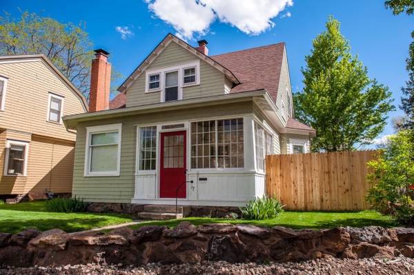 ***COZY DOWNTOWN COTTAGE WITH HOT TUB*** 1