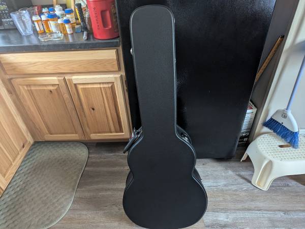 Gator Hardshell Jumbo Acoustic Guitar Case 1