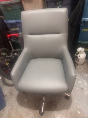 Desk chair grey rollers 1