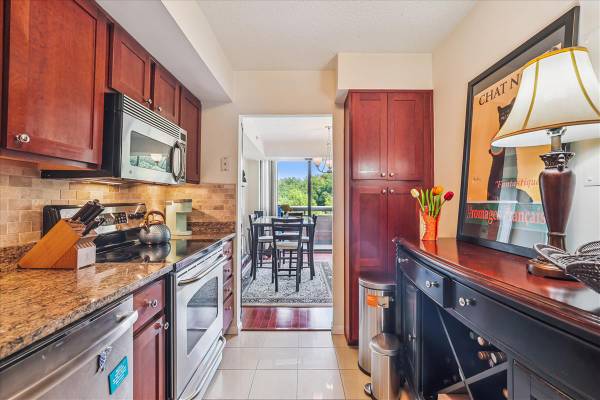 $408,500 / 2br - 1049ft2 - WONDERFUL 2BR/2BA Falls Church Luxury Condo - Great Views! (Falls Church)63822292364673124