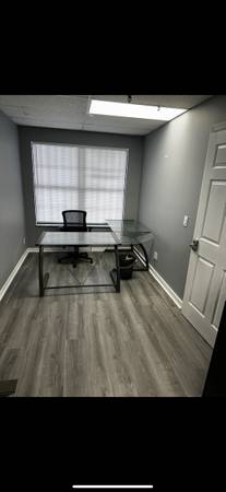$500 / 100ft2 - office, electric and Internet included (West Palm Beach)63799806385283120